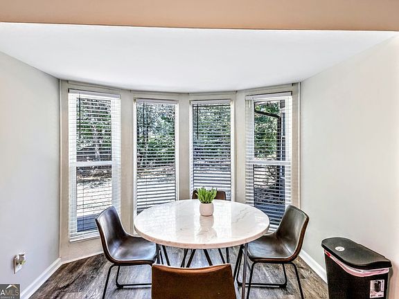 5th image of 527 Charing Cross Dr