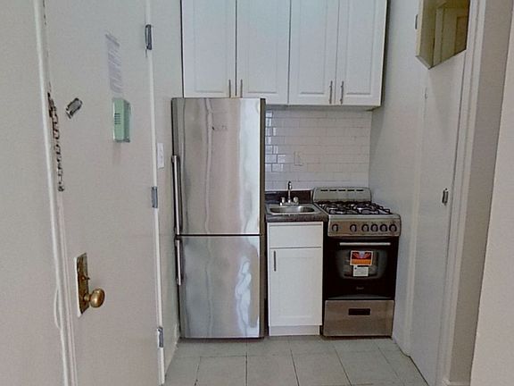 3rd image of 971 Lexington Ave APT 3B