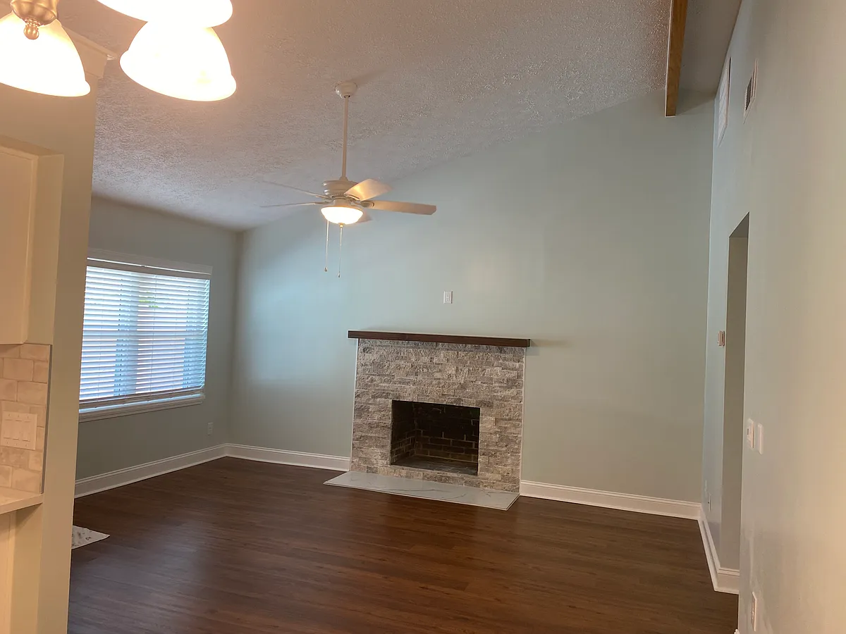 Building Photo - 4718 E 6th St #4714