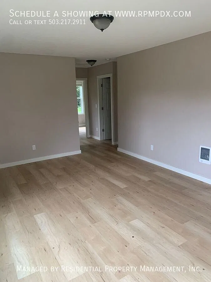 Light and Bright Bungalo between Multnomah Village and Hillsdale! — Photo 4