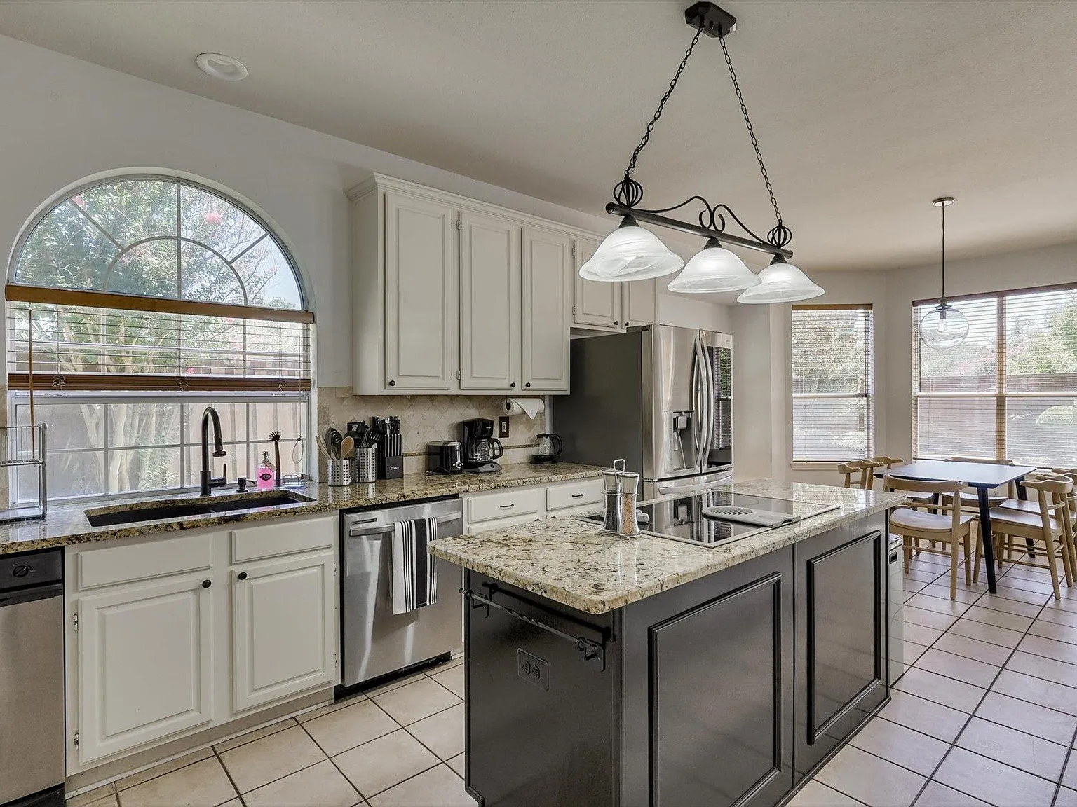 5 bed, 3010 sqft, $9,750 — Photo 3