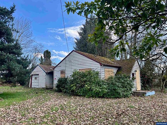 2nd image of 716 Lancaster Dr SE