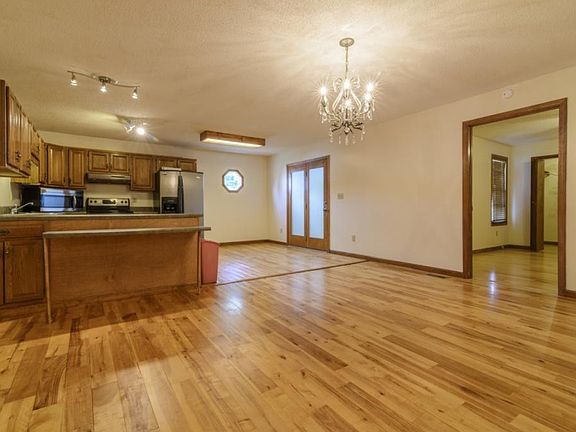 3rd image of 216 Suncrest Dr