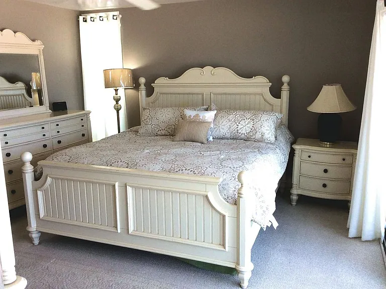 Master Bedroom overlooking ocean through the sliding glass door. Listen to the breaking waves.