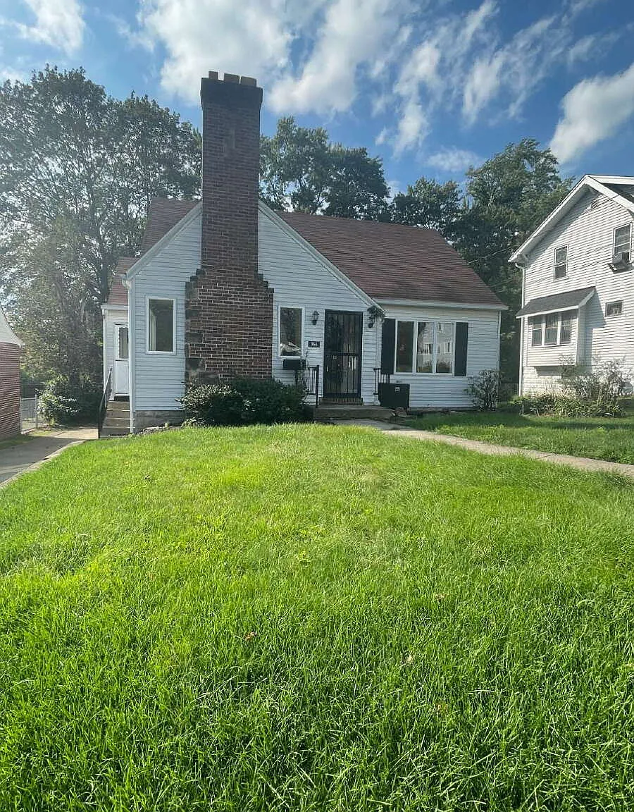 3 bed, 1.5 bath, $1,200 — Photo 1