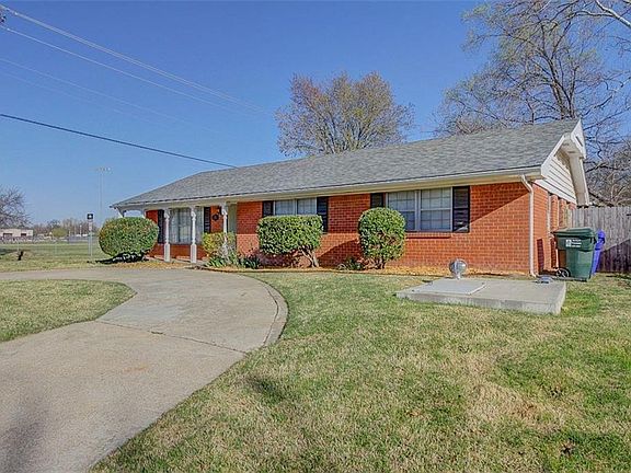 2nd image of 1731 Oakwood Dr