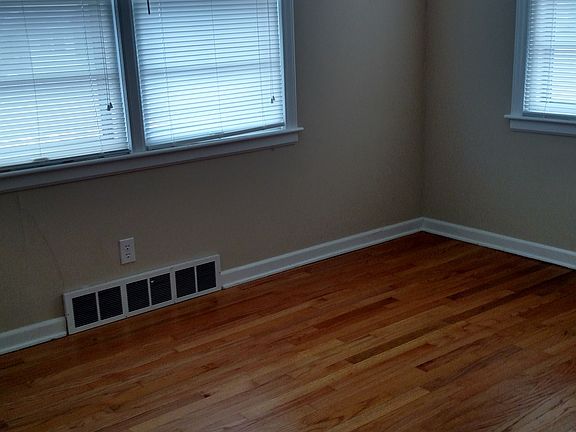 3rd image of 10415 Crystal Ave