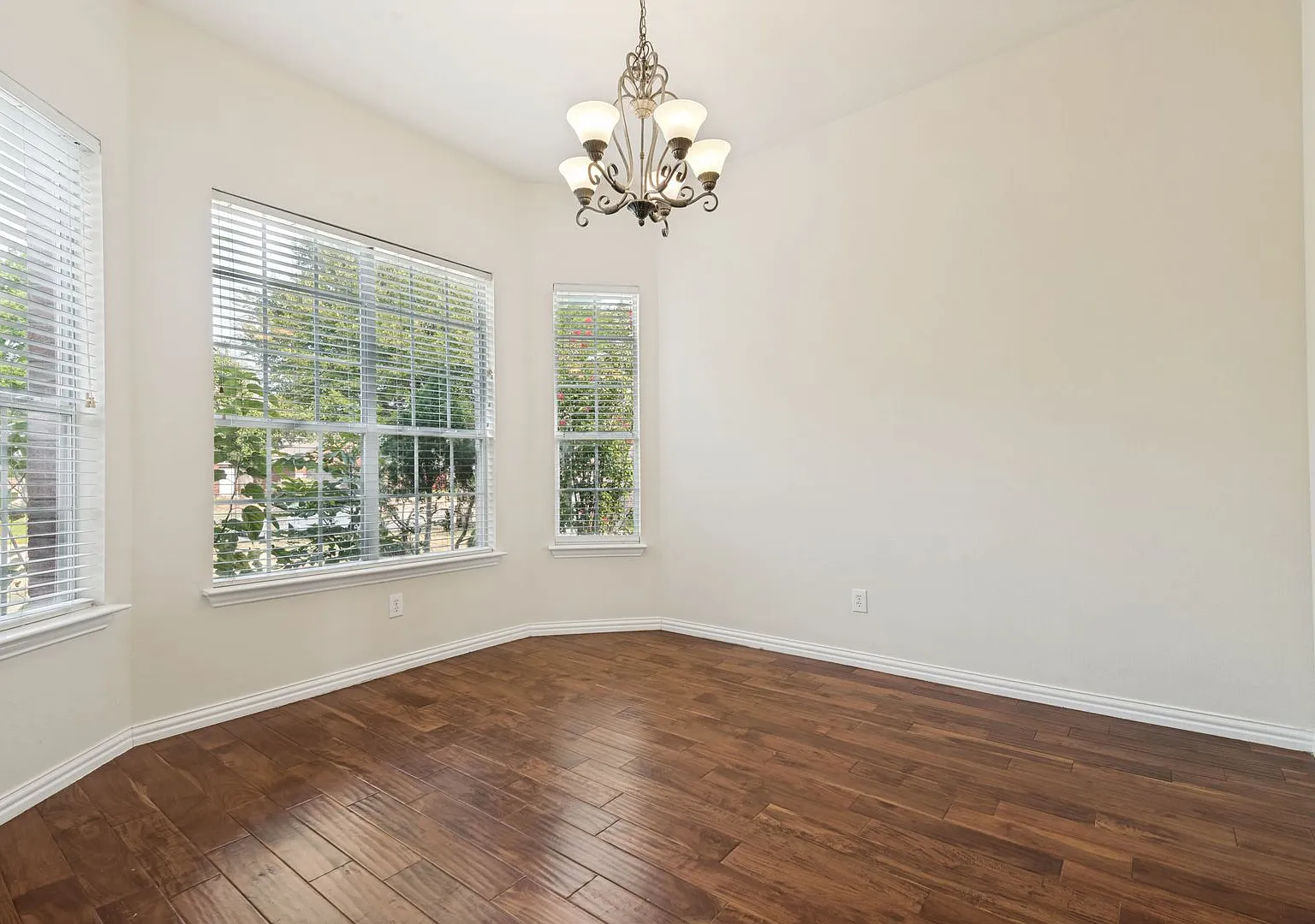 Spacious 4-Bedroom Home with Open Floor Plan in Plano — Photo 2