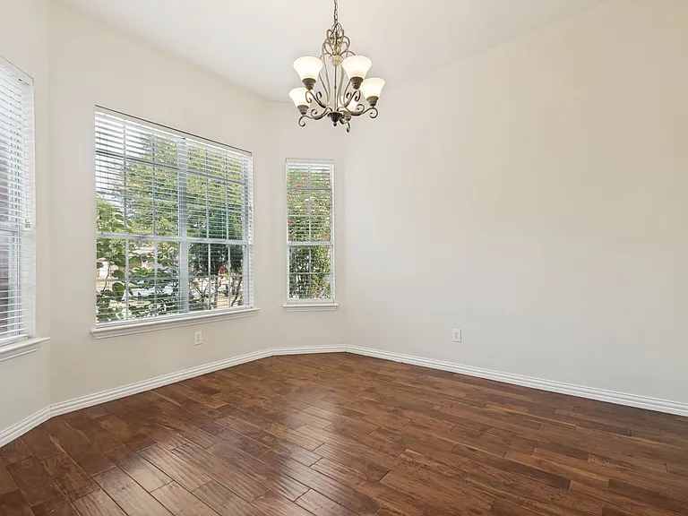 1000 Leoti Ln — Photo 4