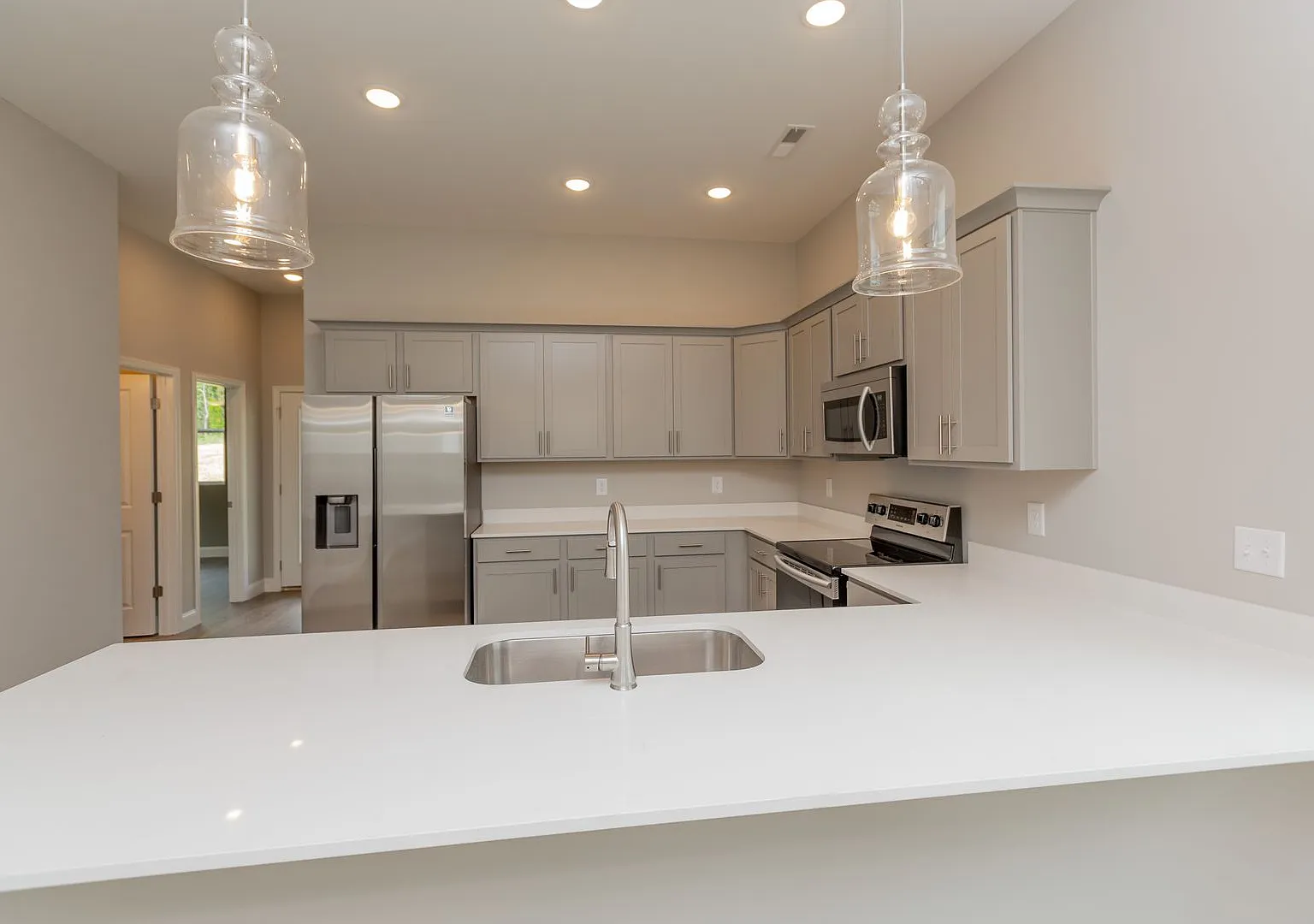 Modern 4 Bedroom Home in Red Bank — Photo 4