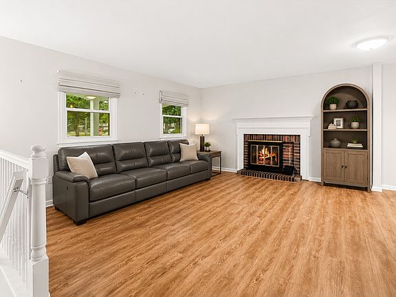3rd image of 932 Longmeadow Dr