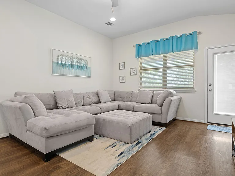 928 Myrna Bnd — Photo 7