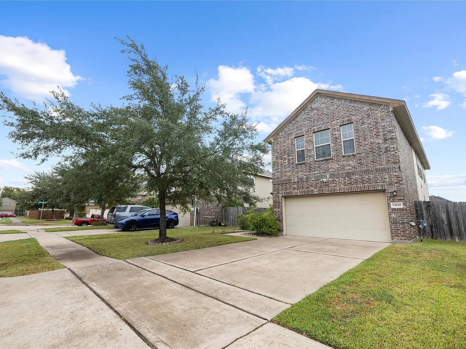 4 bed, 2.5 bath, 2560 sqft, $2,800 — Photo 2