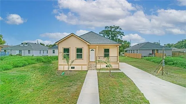 2110 Mardi Gras Blvd — Photo 1