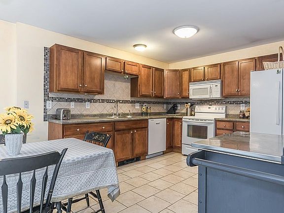 5th image of 622 Essex Ave #1
