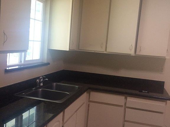 3rd image of 1675 Siskiyou Dr