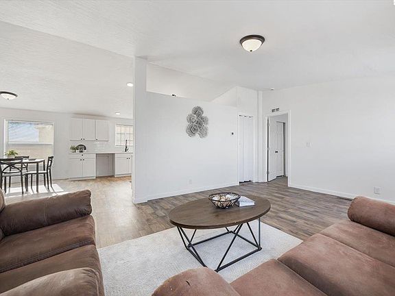 5th image of 831 N Waldemar Ave