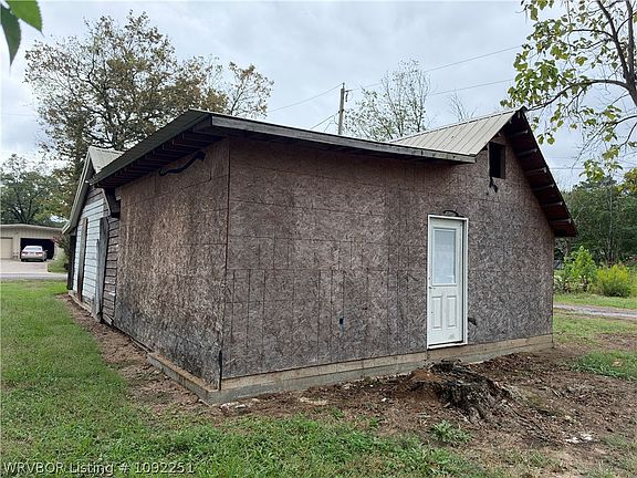 4th image of 850 E 5th St