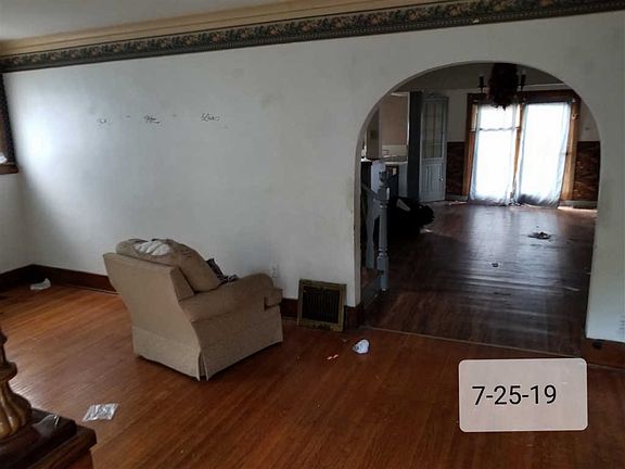 5th image of 703 E Corrington Ave