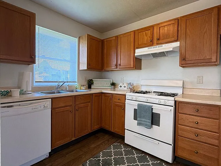 275 Woodridge Ct — Photo 22