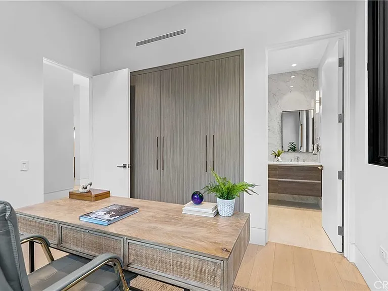 Office/ bedroom on main floor