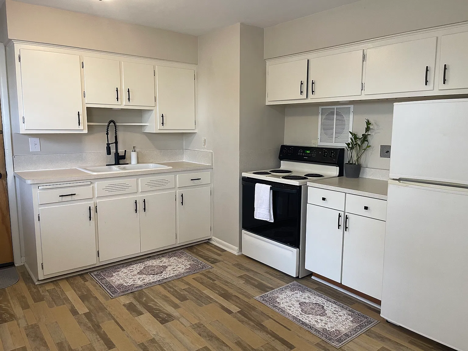 2 bed, 765 sqft, $1,090 — Photo 2