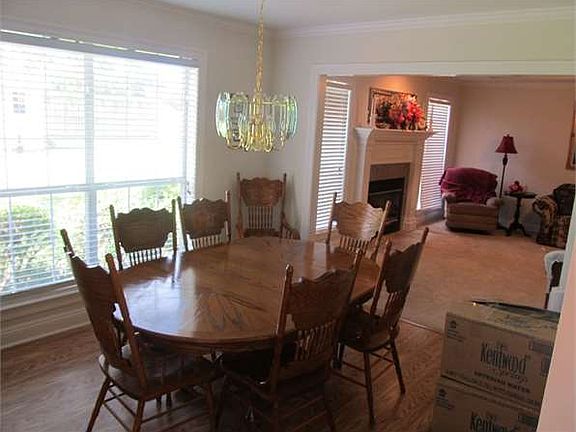 4th image of 215 Vanessa Ave