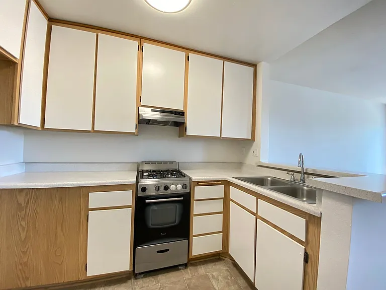 Lassen Apartments — Photo 8
