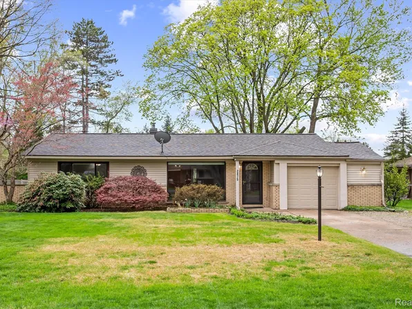2475 Lafay Dr, West Bloomfield, MI 48324