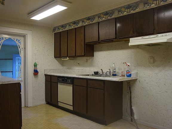 4th image of 802 Railroad St