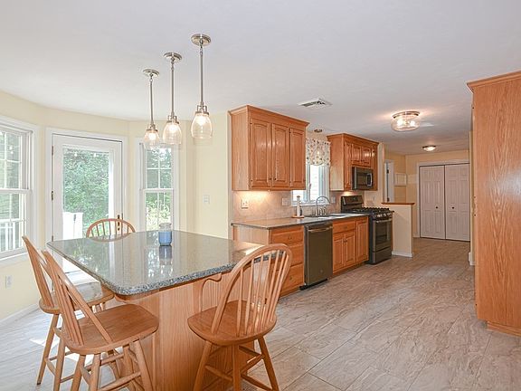 4th image of 27 Wisteria Dr