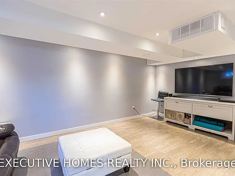 384 Ashbury Rd — Photo 32