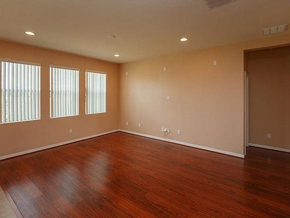 4th image of 596 Sky Top Dr