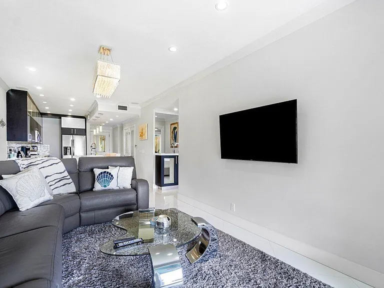 324 N Lake Dr — Photo 11