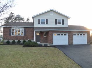 2 Finch Ct, Latham, NY 12110