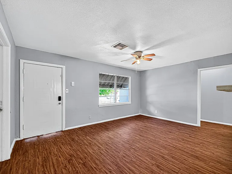 10106 Sierra Dr — Photo 2