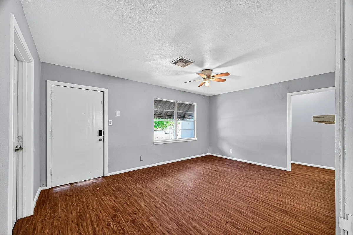 Building Photo - 10106 Sierra Dr
