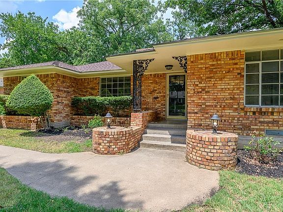3rd image of 2805 Woodmere Dr