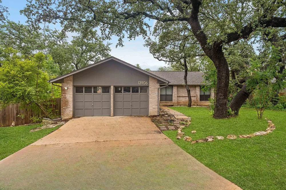 Stylish 3-Bed Home with Pool Access, Fenced Yard, and Garage North Hills Village, San Antonio — Photo 1