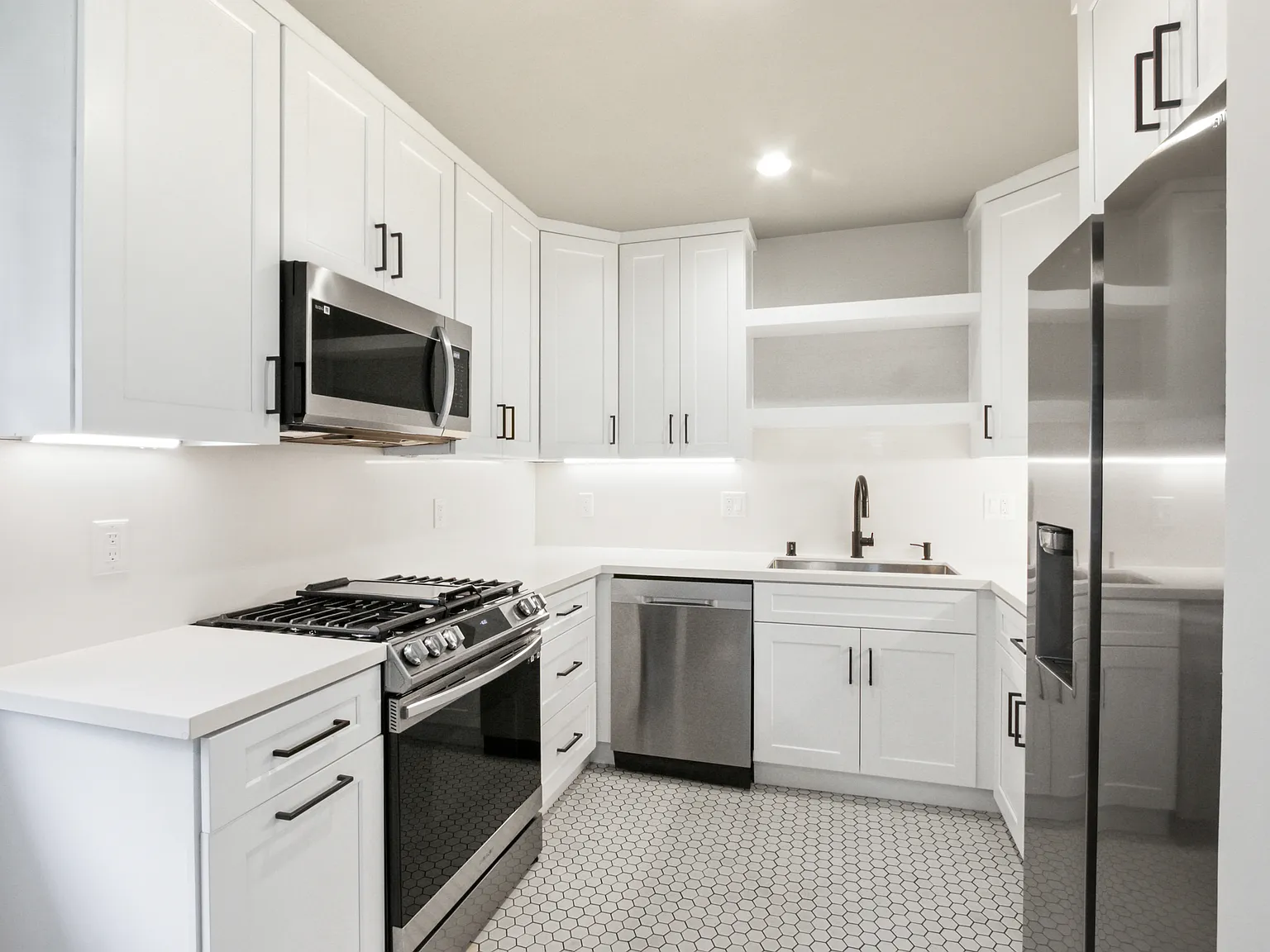 2 bed, 800 sqft, $3,200 — Photo 2