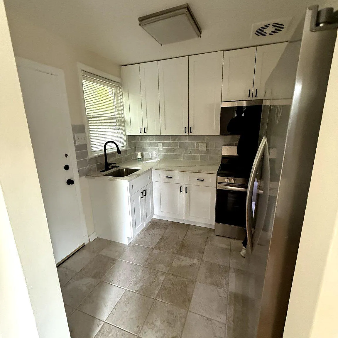 5 bed, 3.0 bath, 2250 sqft, $3,500 — Photo 2