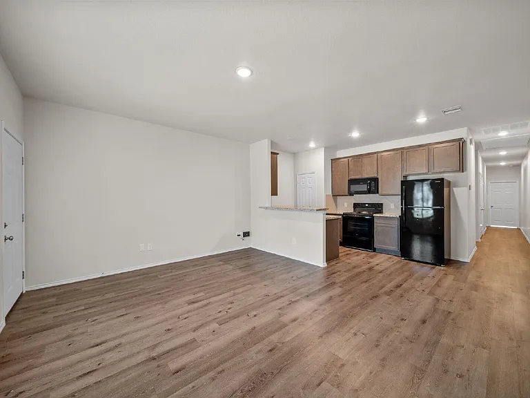 403 E Avenue G — Photo 7