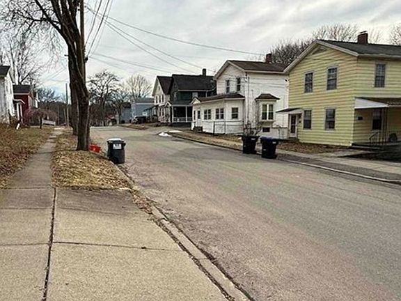 Exterior Neighborhood (street photo)