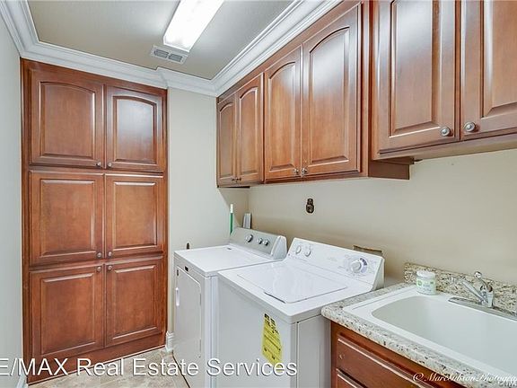5th image of 910 Royal Cir