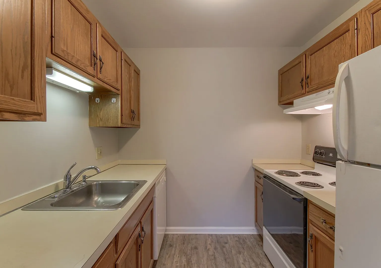 Lincoln Apartments — Photo 1