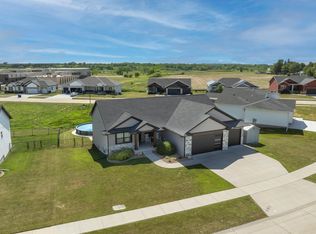 709 Pointer Cir, Center Point, IA 52213