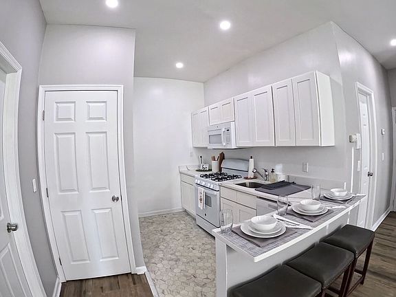 2nd image of 135M-L Kingwood Dr #204