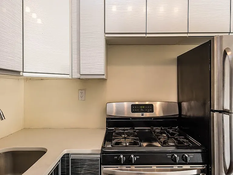 24 Wilson Ave #2L — Photo 4