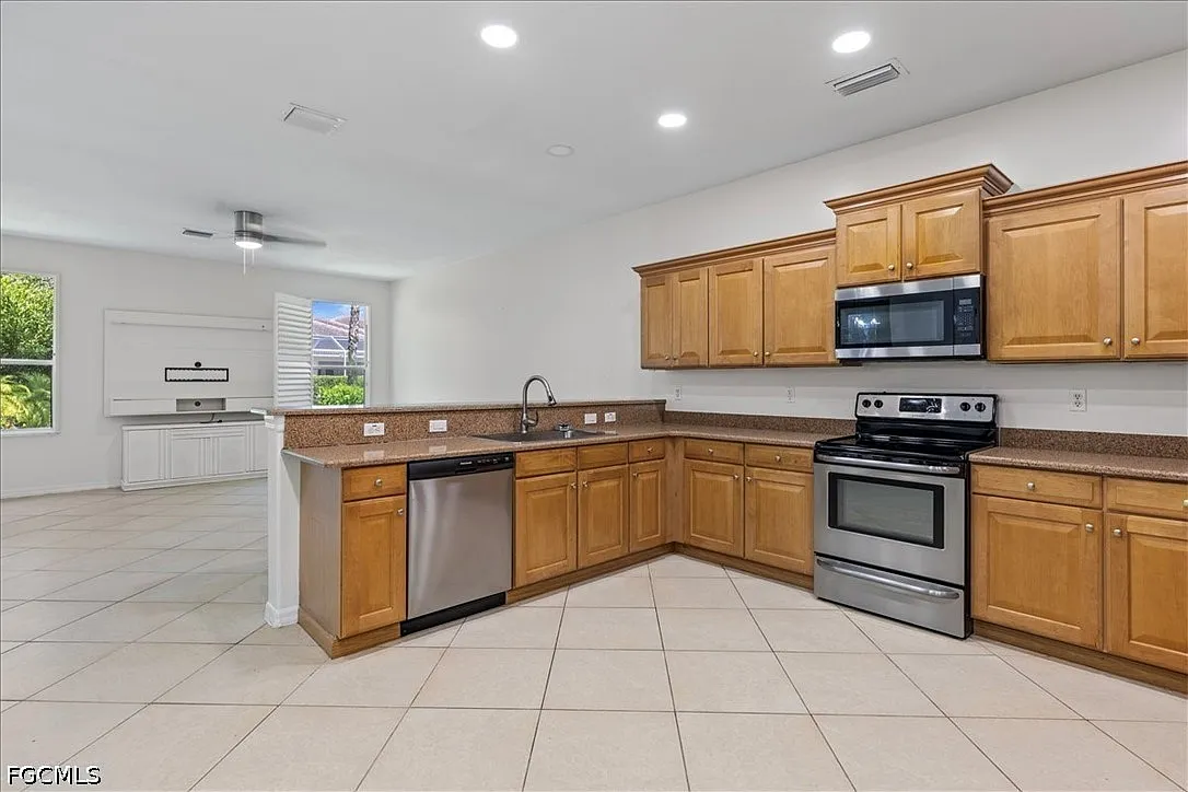 6 bed, 3.5 bath, 3724 sqft, $3,500 — Photo 3