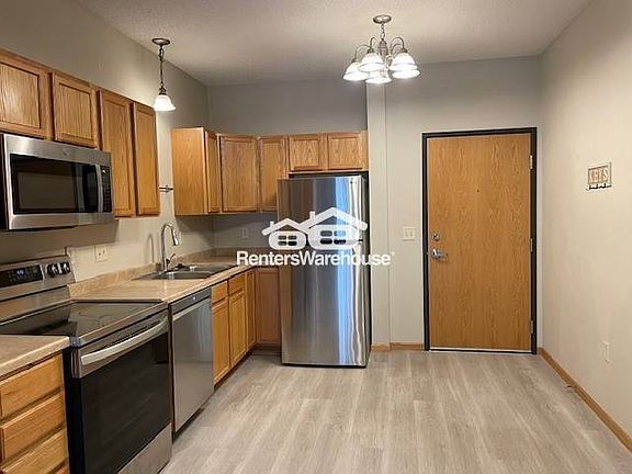 3rd image of 1590 Parkwood Dr APT 105